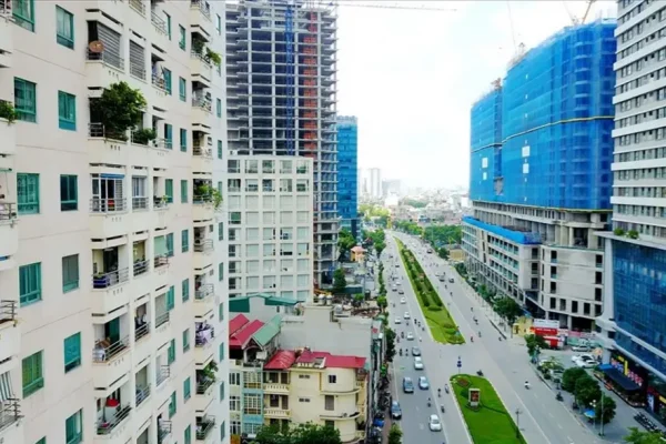 Mặc dù tình hình chung của thị trường BĐS trong tháng 8 khá ảm đảm nhưng giá chung cư ở hai thành phố lớn là Hà Nội và TP. HCM vẫn liên tục tăng.